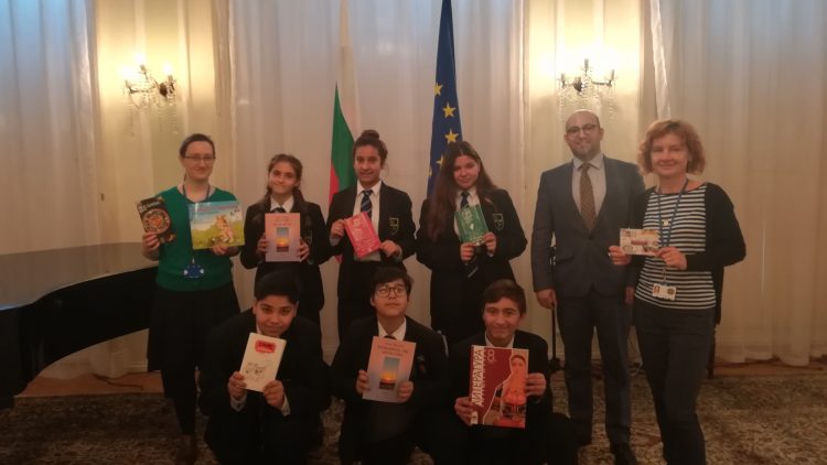 Учители и български ученици от училище „Грейг сити академи“ посетиха Посолството
