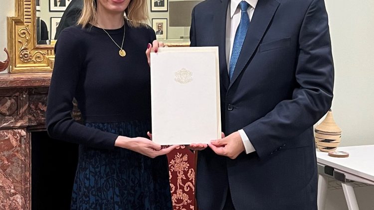 Посланик Тихомир Стойчев връчи копия от акредитивните си писма на британската страна. Ambassador Tihomir Stoytchev handed over copies of his Letters of Credence